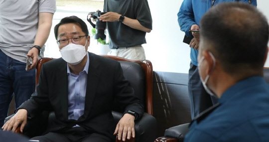 윤영찬 더불어민주당 의원이 지난 1일 오전 경남 양산시 양산경찰서를 방문해 한상철 서장에게 문재인 전 대통령 사저 부근 집회와 관련한 항의를 하고 있다. <연합뉴스>